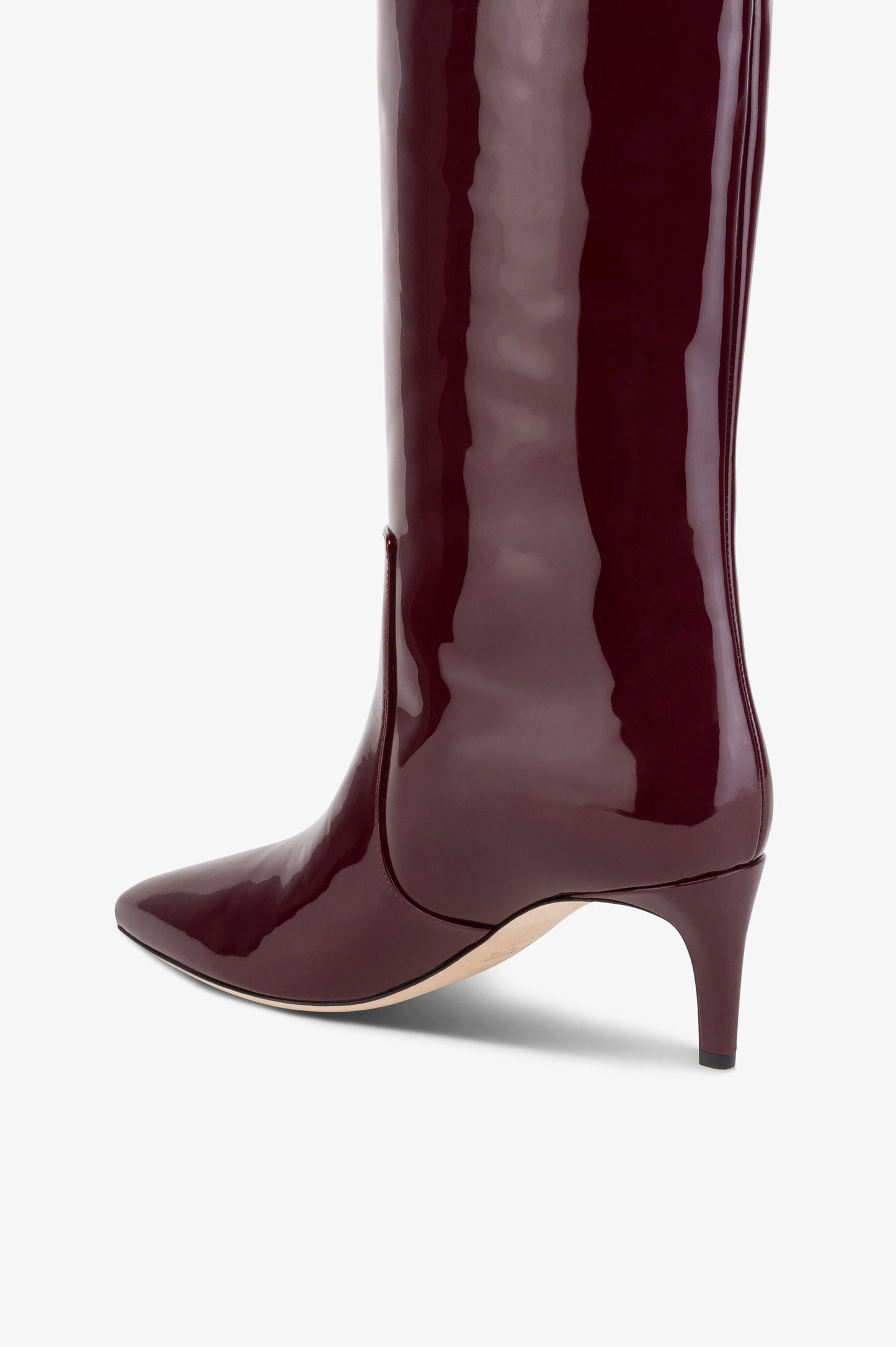 Boots in rouge noir patent leather.