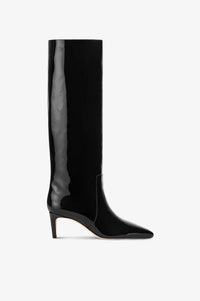 Boots in black patent leather.
