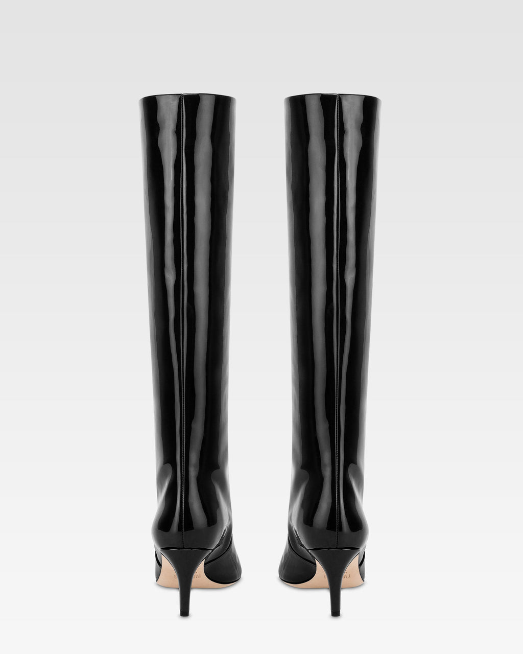 Botas de charol de color negro.