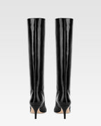 Botas de charol de color negro.