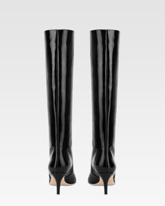 Botas de charol de color negro.