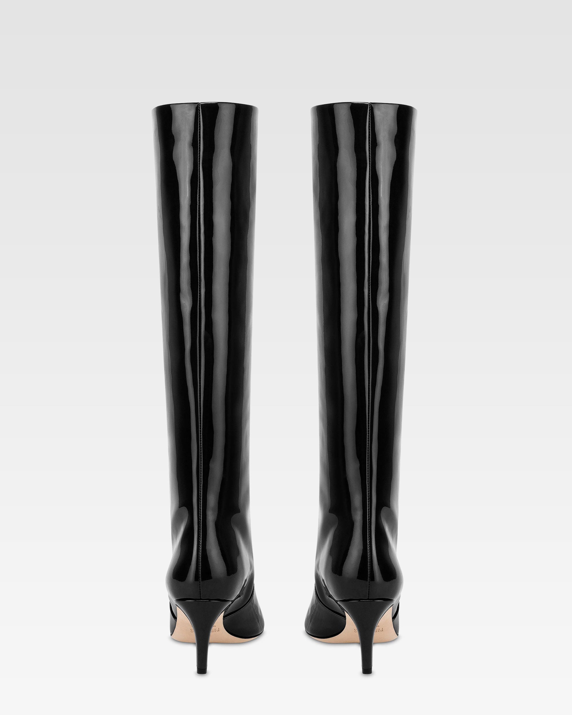 Botas de charol de color negro.