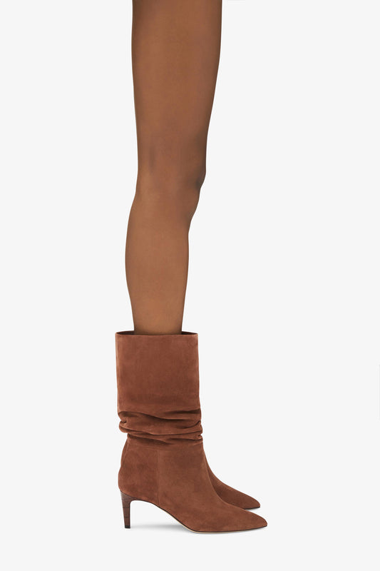 Slouchy Stiefel aus canyonbraunem Kalbsveloursleder mit 60 mm-Absatz - Produkt getragen