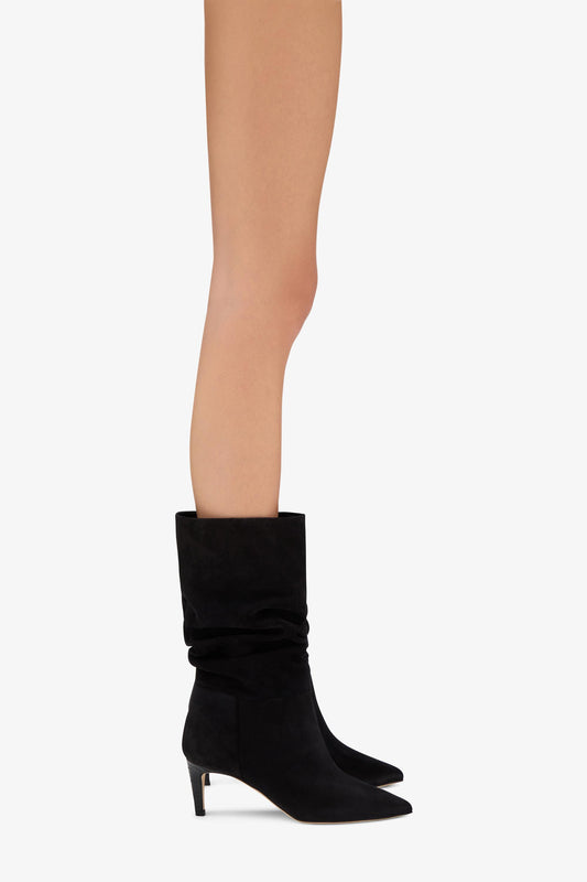 Slouchy Stiefel aus schwarzem Kalbsveloursleder mit 60 mm-Absatz - Produkt getragen