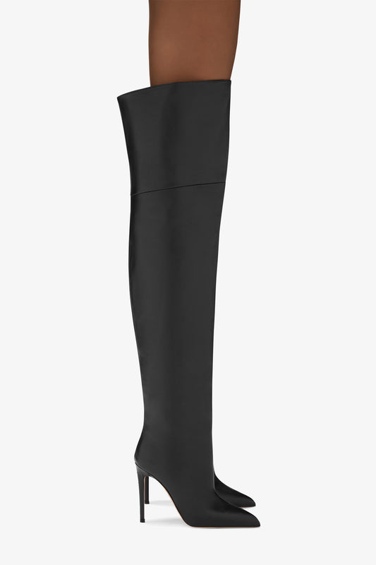 Overknee-Stiletto-Stiefel aus schwarzem Nappaleder - Produkt getragen