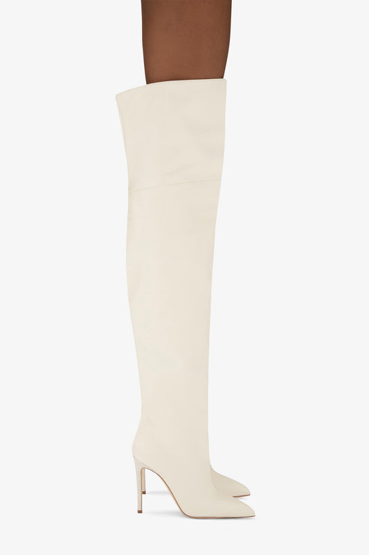 Overknee-Stiletto-Stiefel aus vanillefarbenem Nappaleder - Produkt getragen
