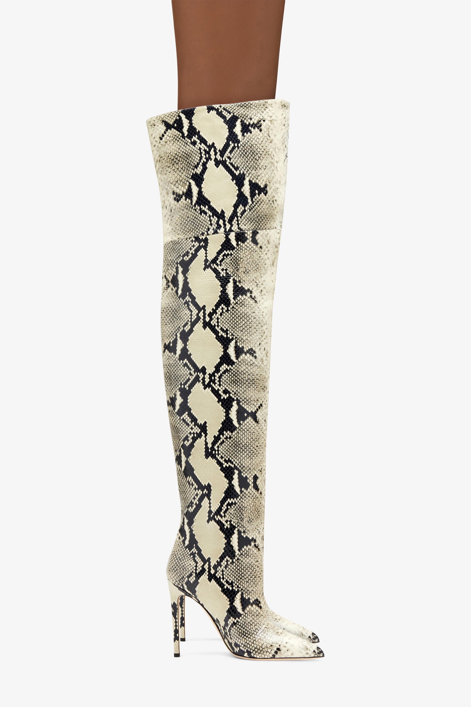 Overknee-Stiletto-Stiefel aus bedrucktem Leder in Python-Optik - Produkt getragen