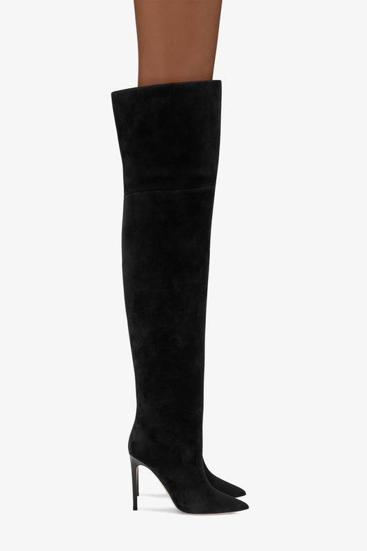 Overknee-Stiefel aus schwarzem Kalbsveloursleder - Produkt getragen