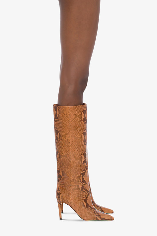 Pointed knee-high boots in canyon soft python-printed leather - Produit porté