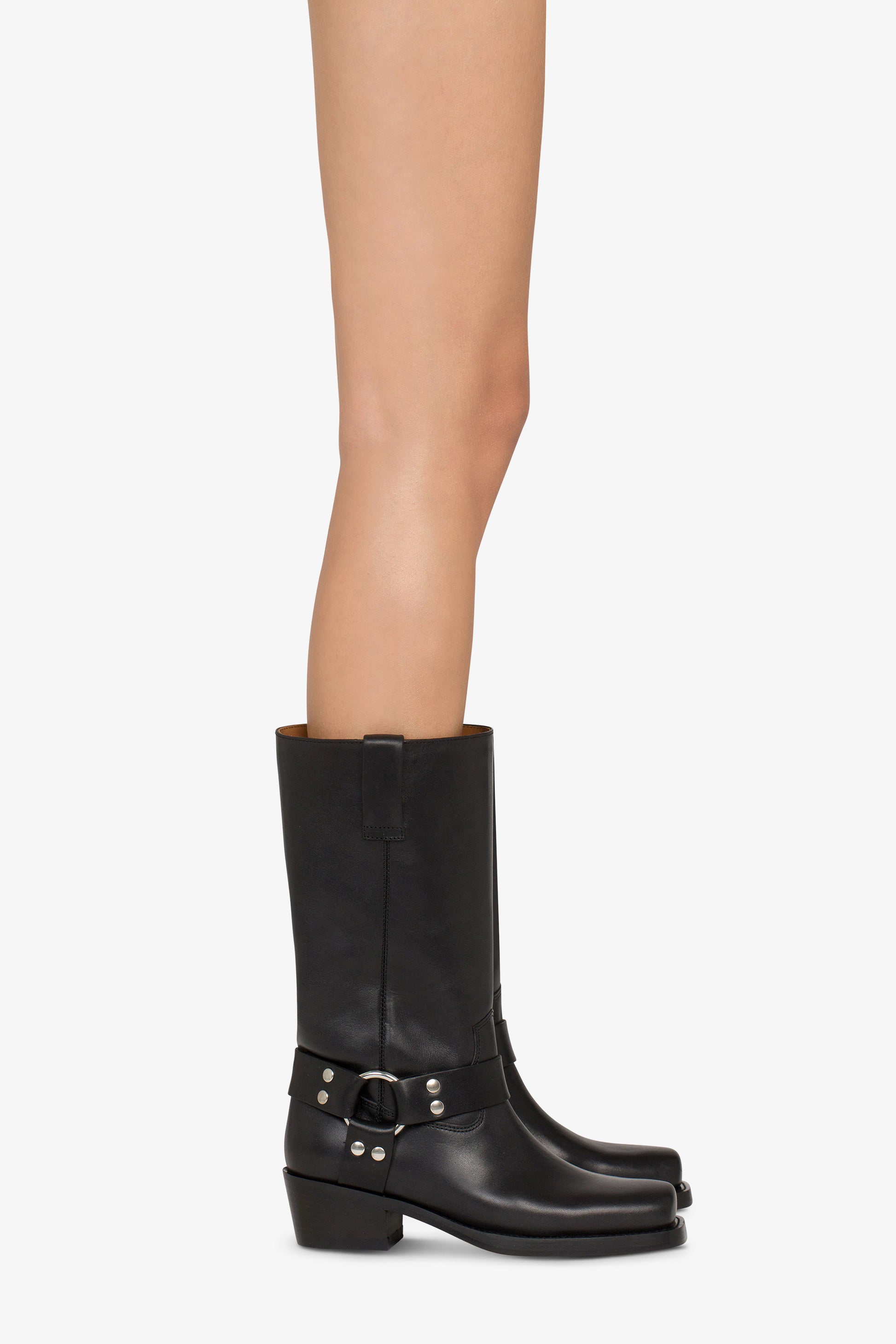 Square-toe boots in smooth black leather - Produit porté