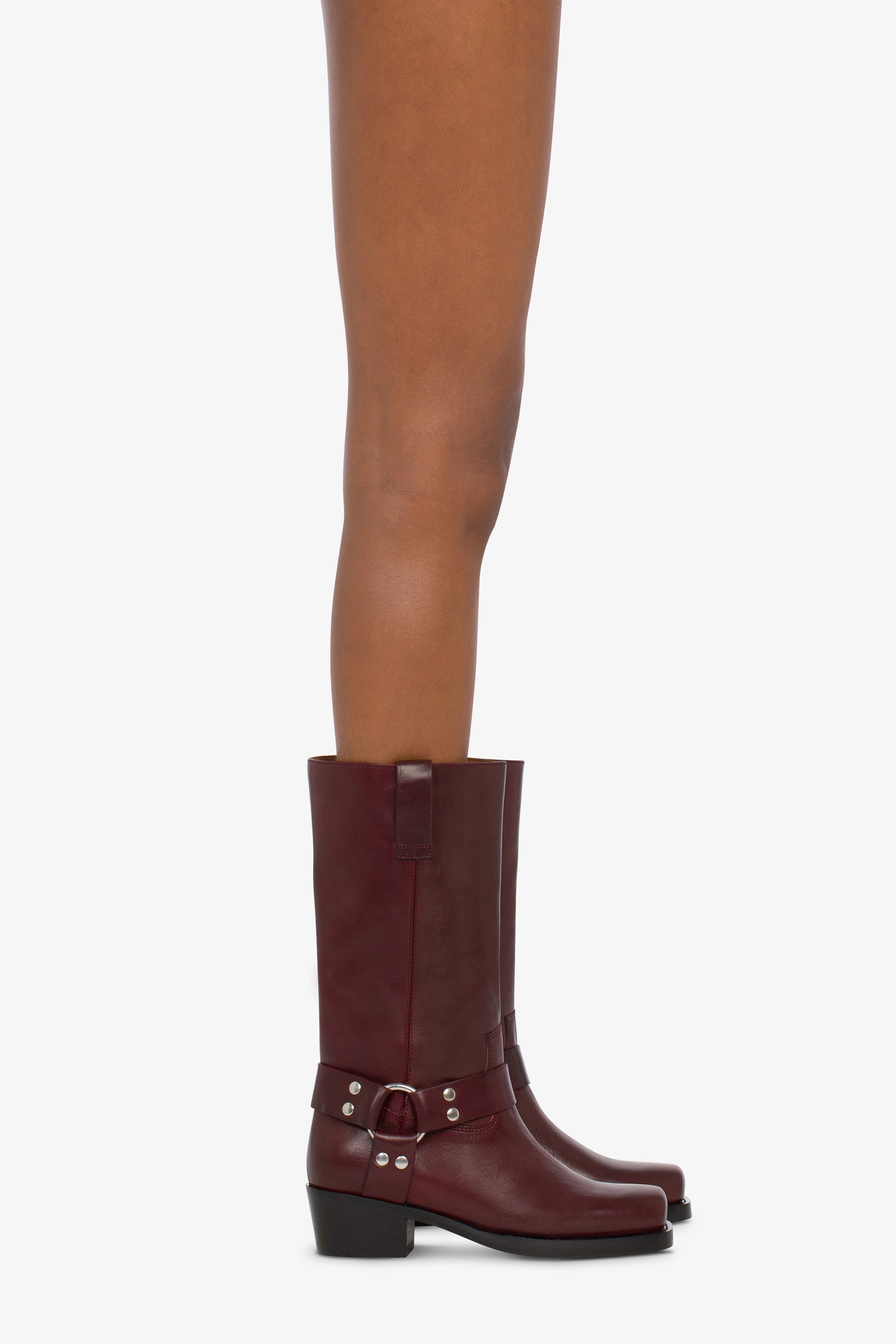 Square-toe boots in smooth plum leather - Produit porté