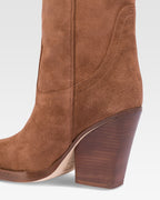 Botas hasta la rodilla de punta fina en piel lisa color marron oscuro