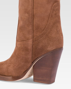 Botas hasta la rodilla de punta fina en piel lisa color marron oscuro