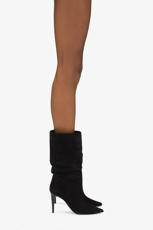 Slouchy Stiefel aus schwarzem Kalbsveloursleder mit 85 mm-Absatz - Produkt getragen