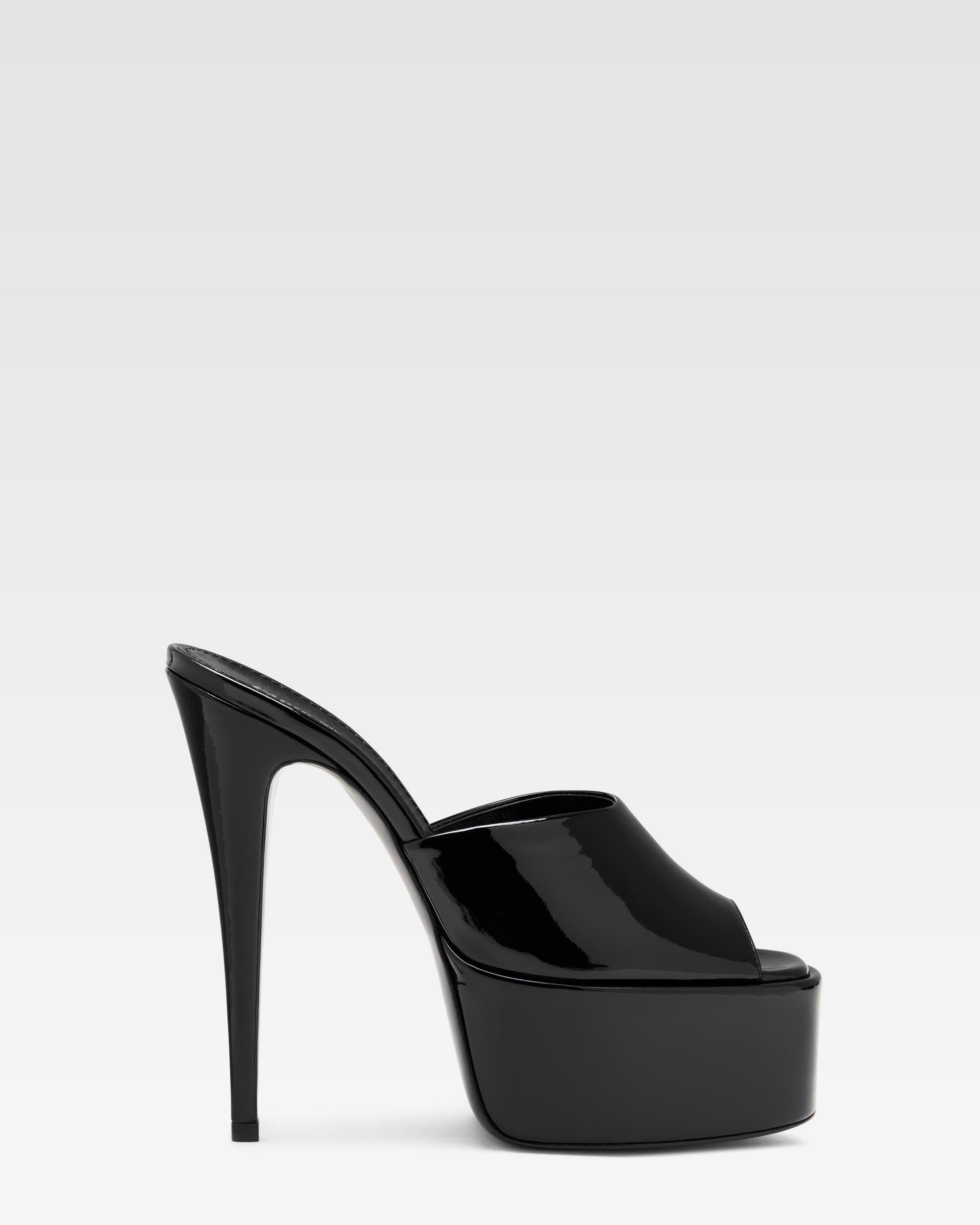 Schwarze Lackleder-Mules mit Plateausohle