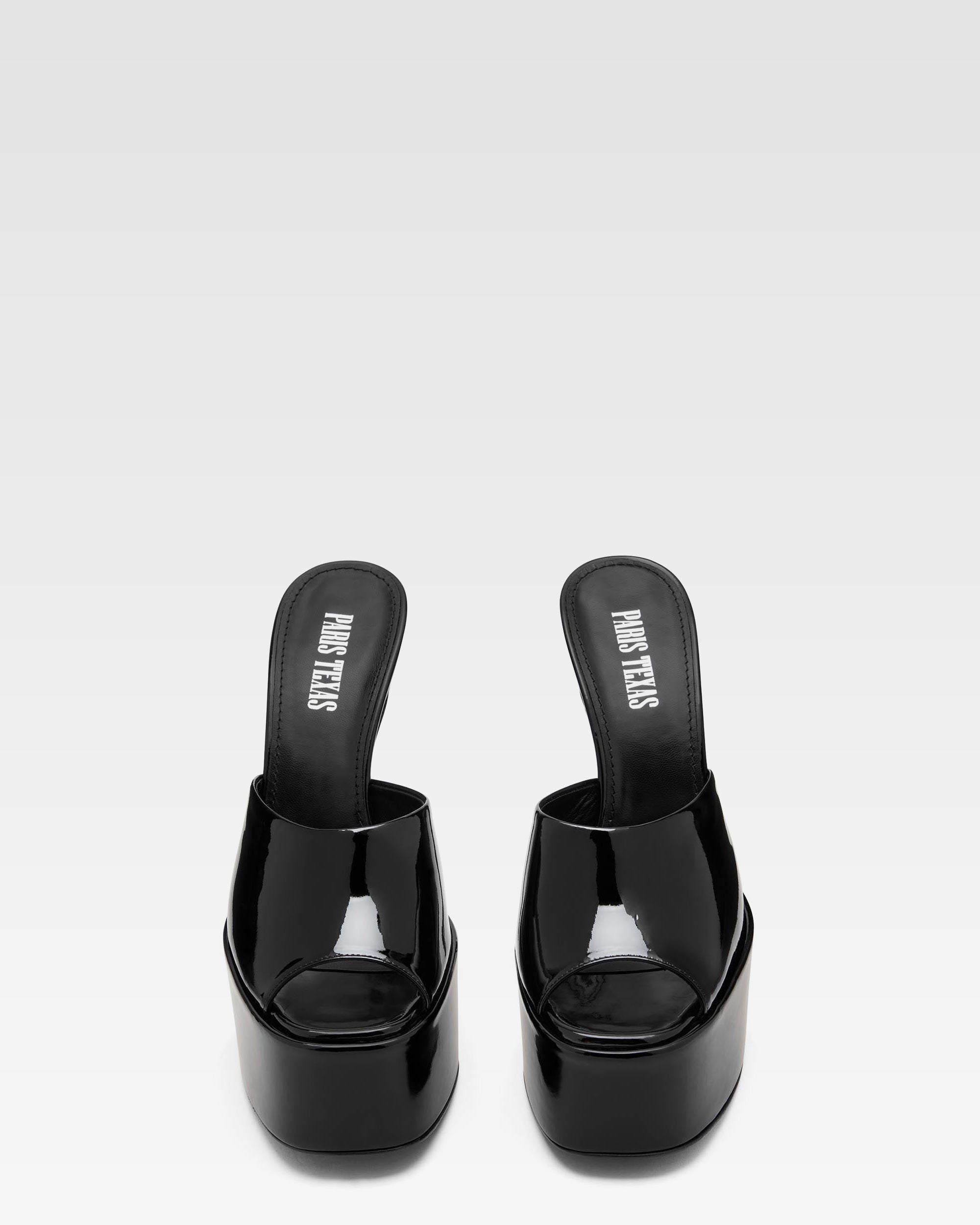 Schwarze Lackleder-Mules mit Plateausohle