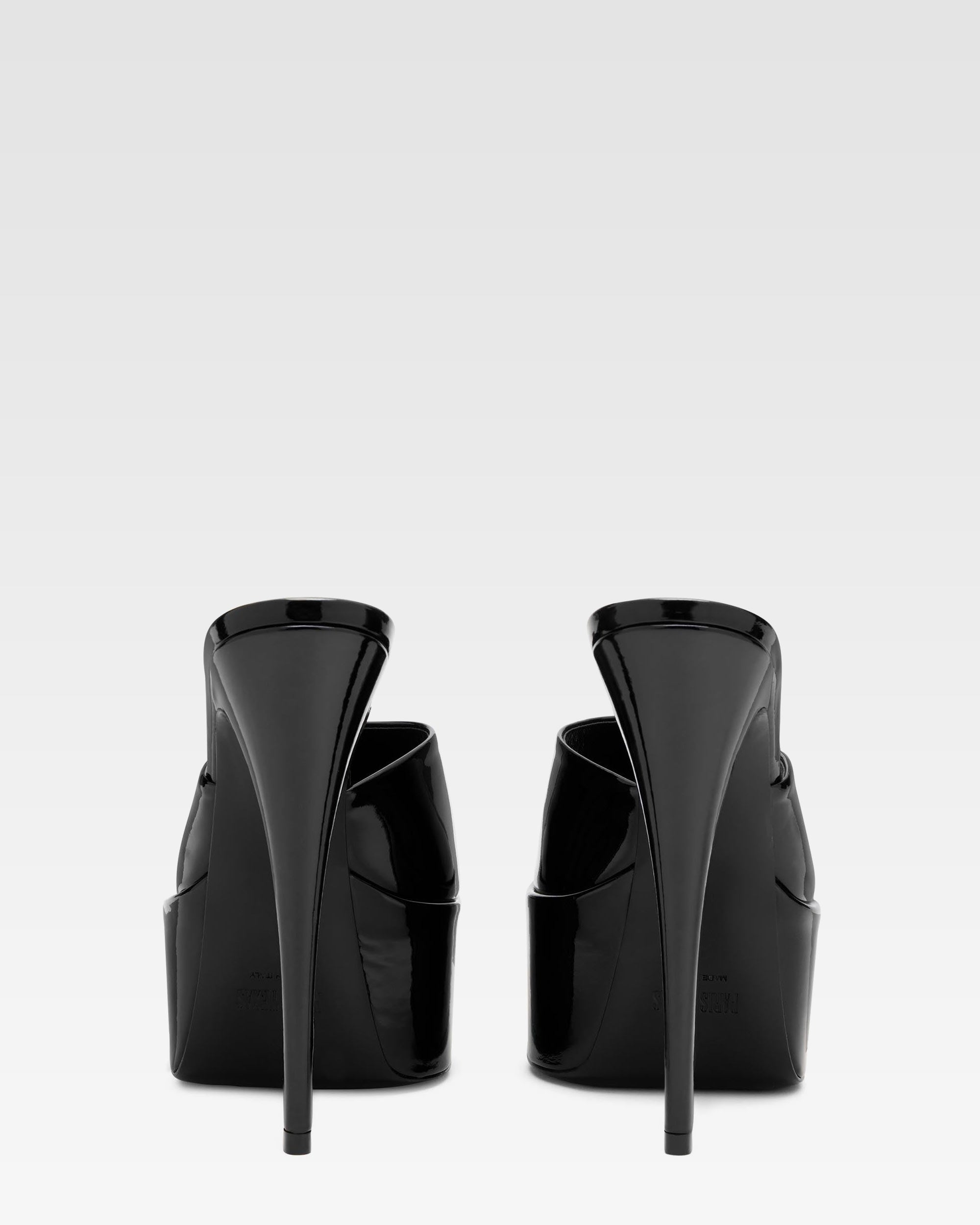 Schwarze Lackleder-Mules mit Plateausohle