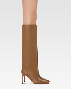 Boots in pecan calf leather