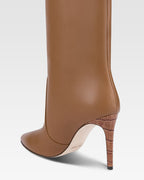 Boots in pecan calf leather