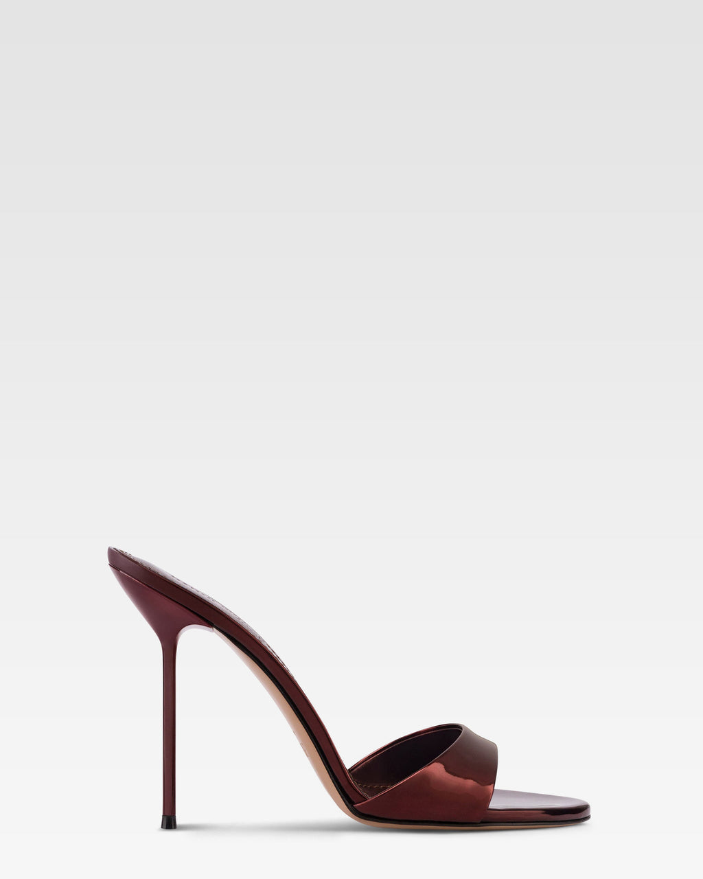 Mules en piel color granate con efecto espejo