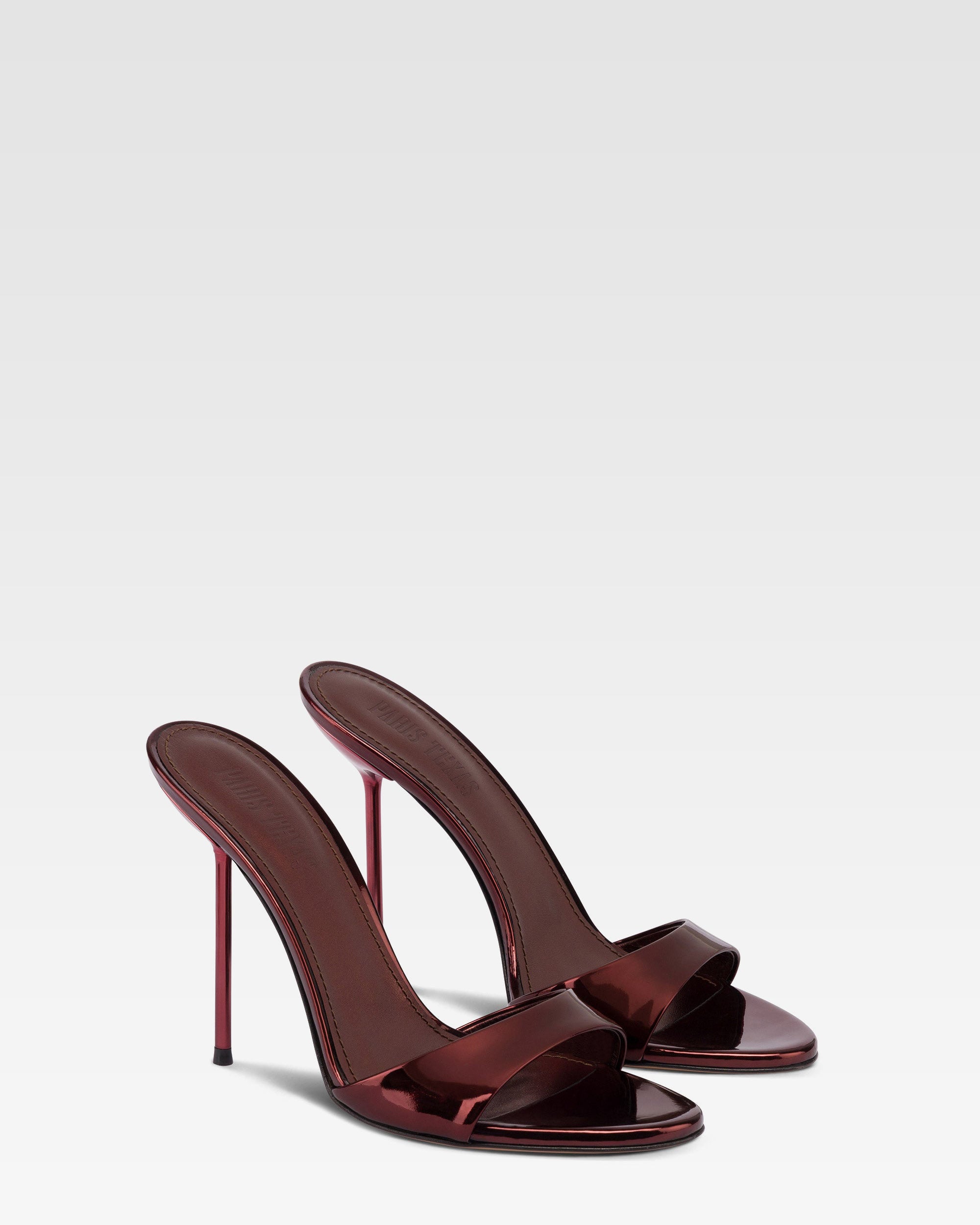 Mules en piel color granate con efecto espejo