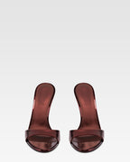 Mules en piel color granate con efecto espejo