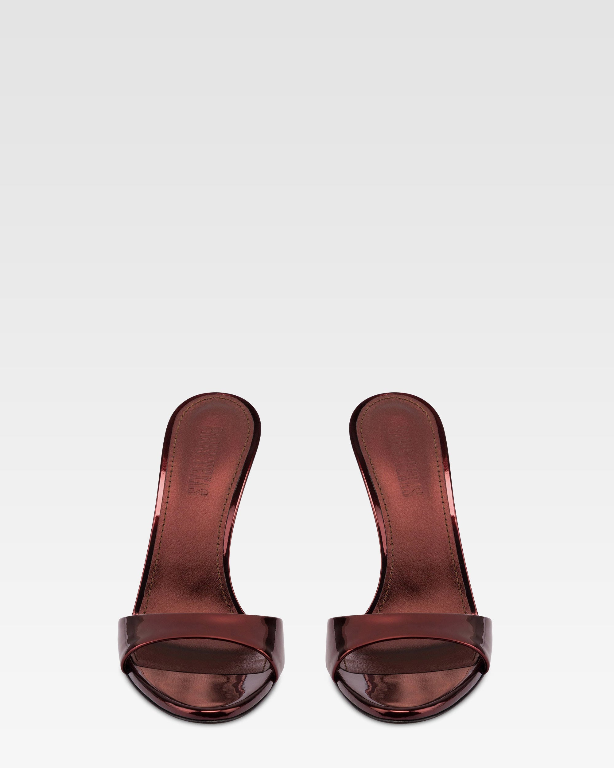 Mules en piel color granate con efecto espejo