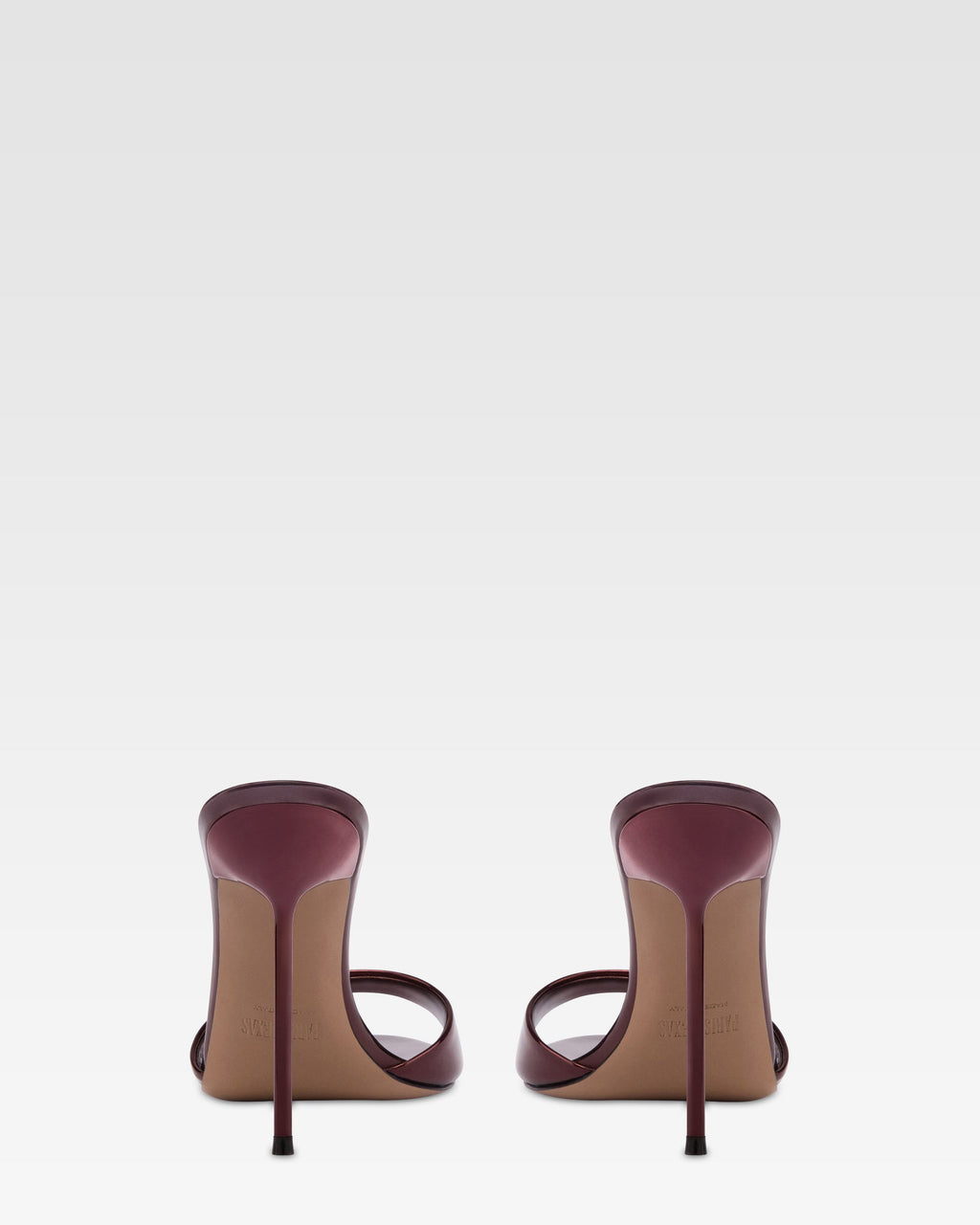 Mules en piel color granate con efecto espejo
