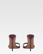 Mules en piel color granate con efecto espejo