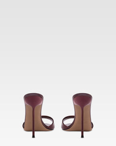 Mules en piel color granate con efecto espejo