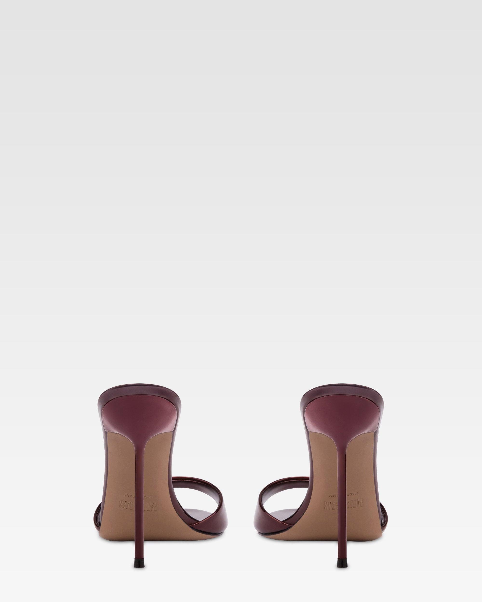 Mules en piel color granate con efecto espejo