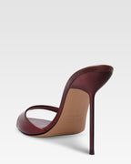 Mules en piel color granate con efecto espejo