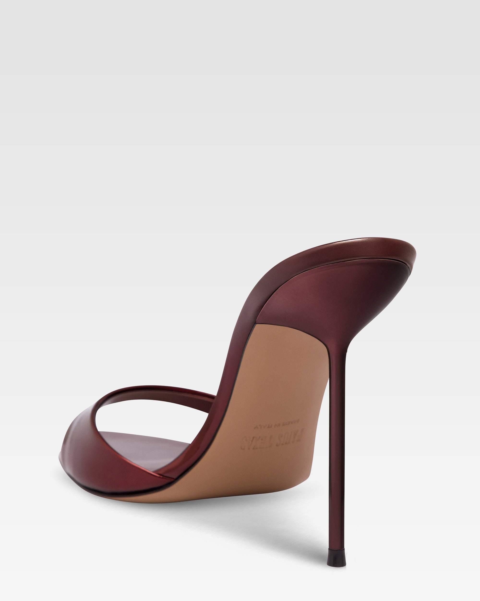 Mules en piel color granate con efecto espejo