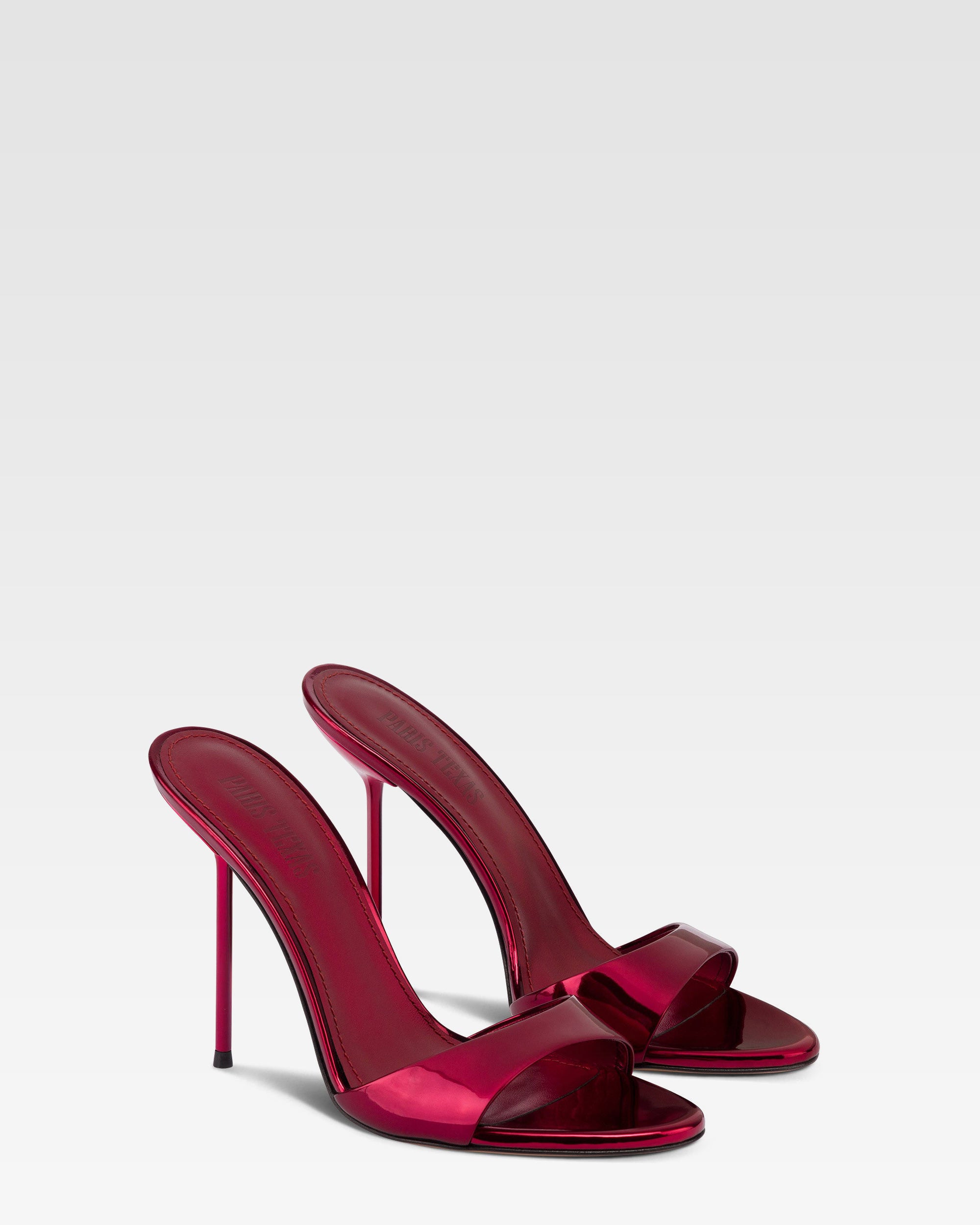 Mules en piel roja con efecto espejo