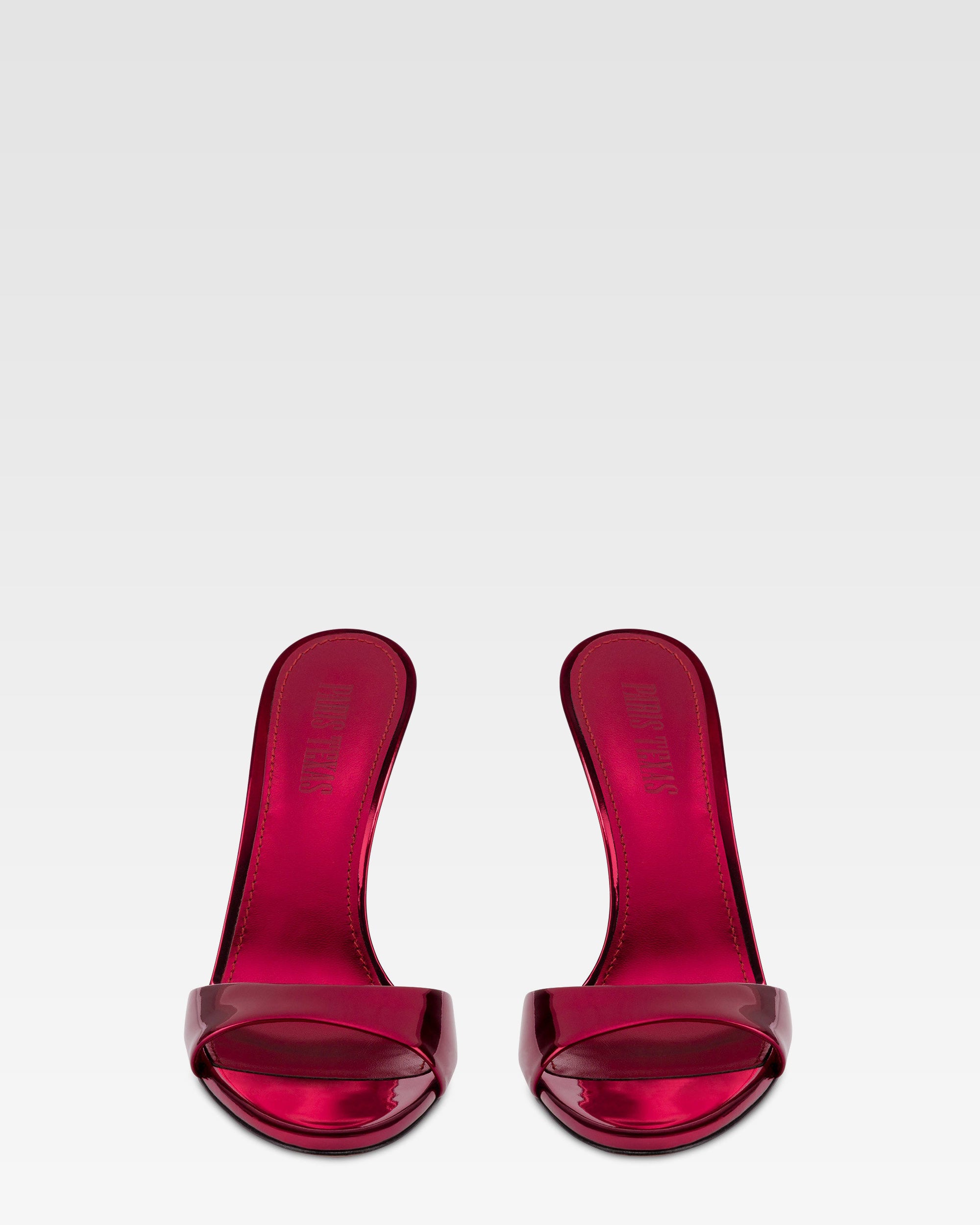 Mules en piel roja con efecto espejo