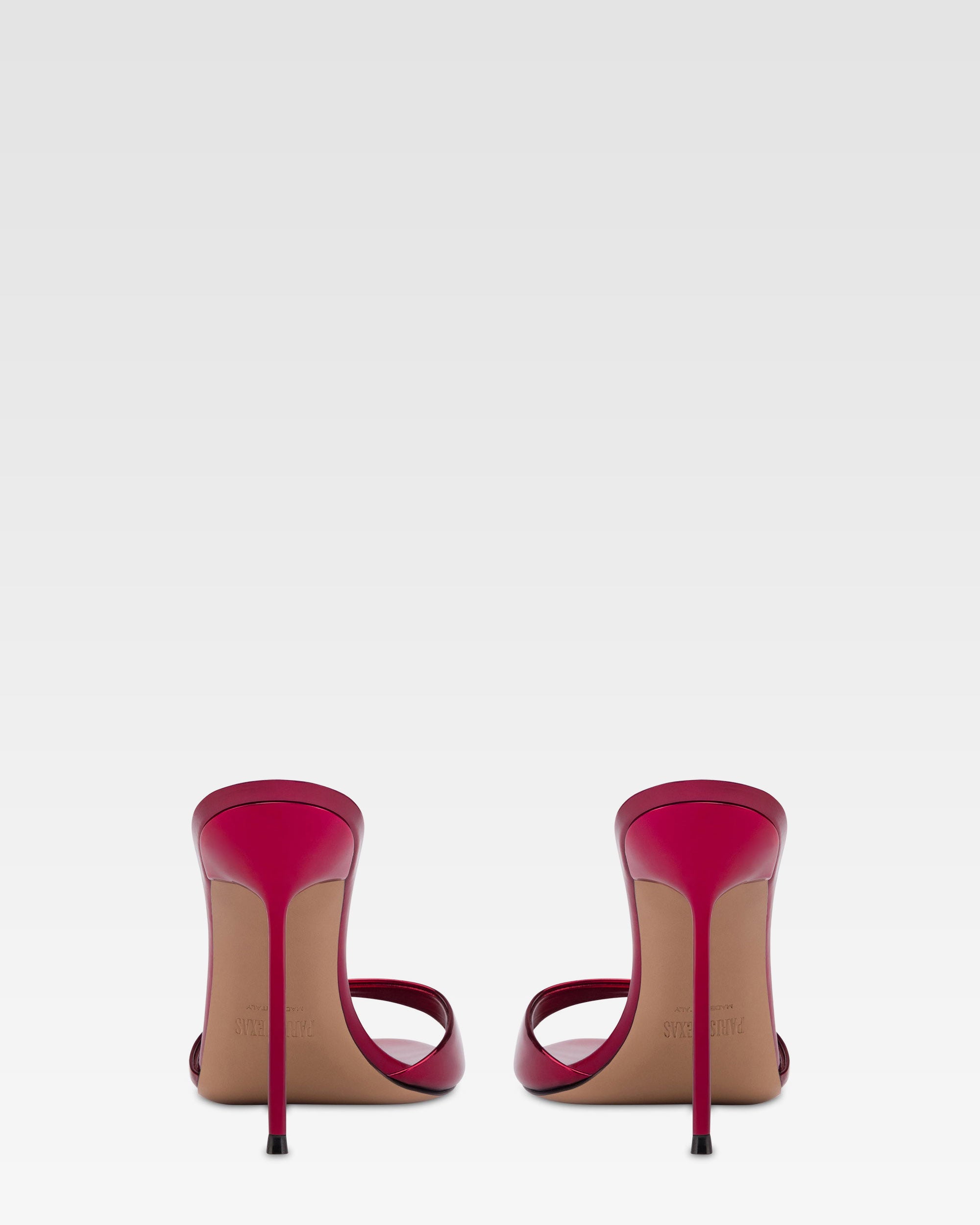 Mules en piel roja con efecto espejo