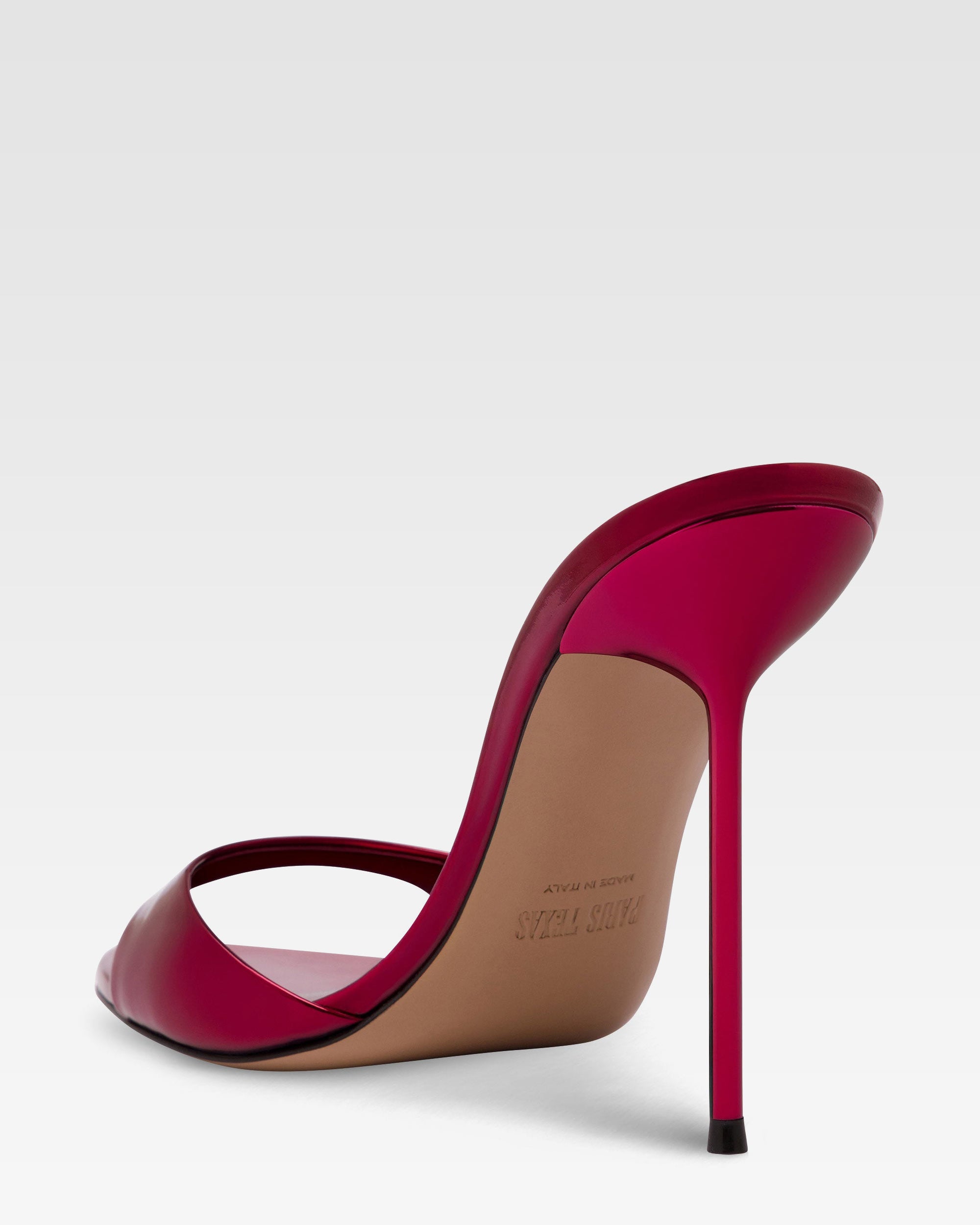 Mules en piel roja con efecto espejo