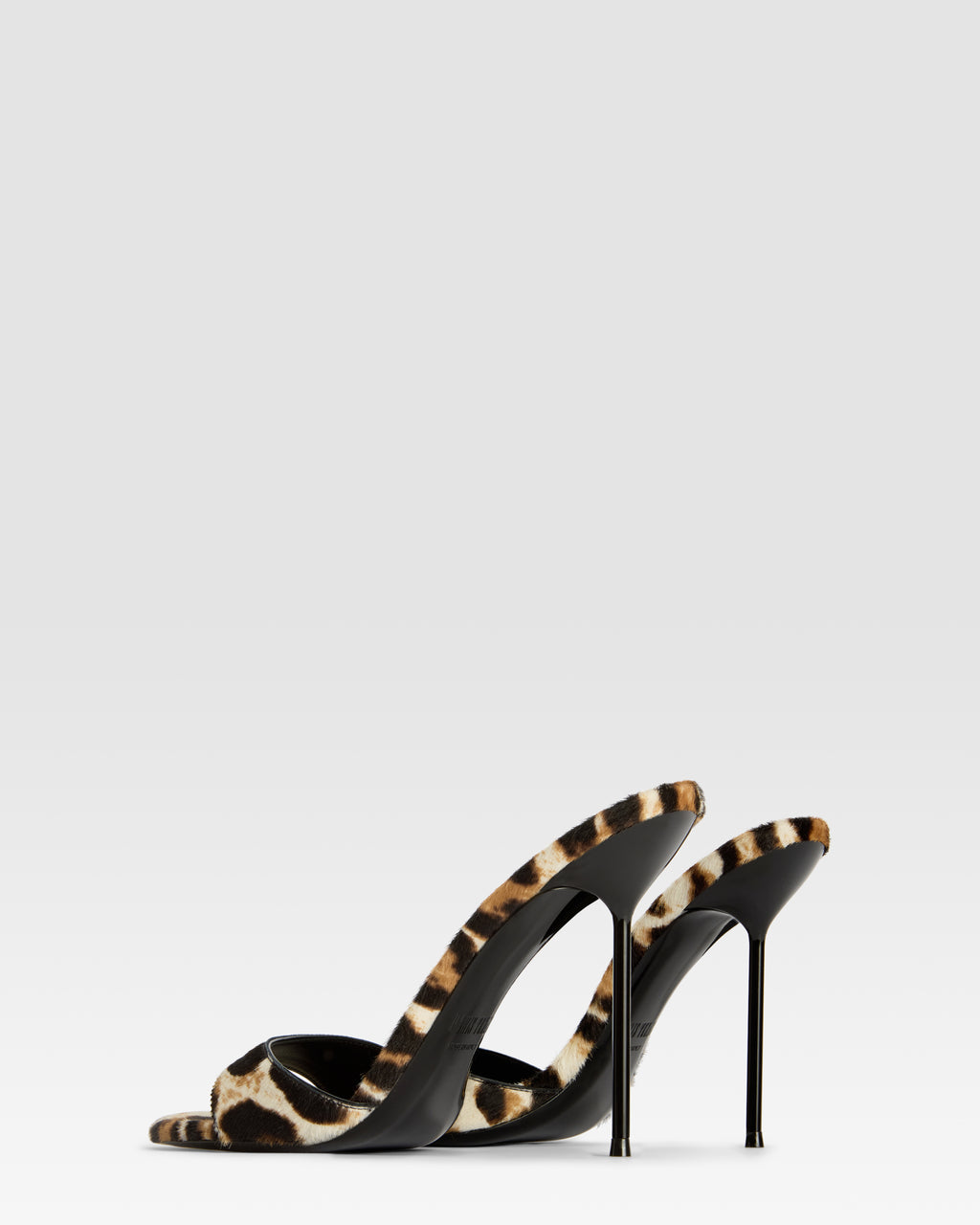 Mules de piel con estampado de leopardo blanco