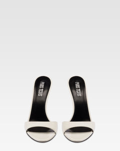 Mules en charol blanco