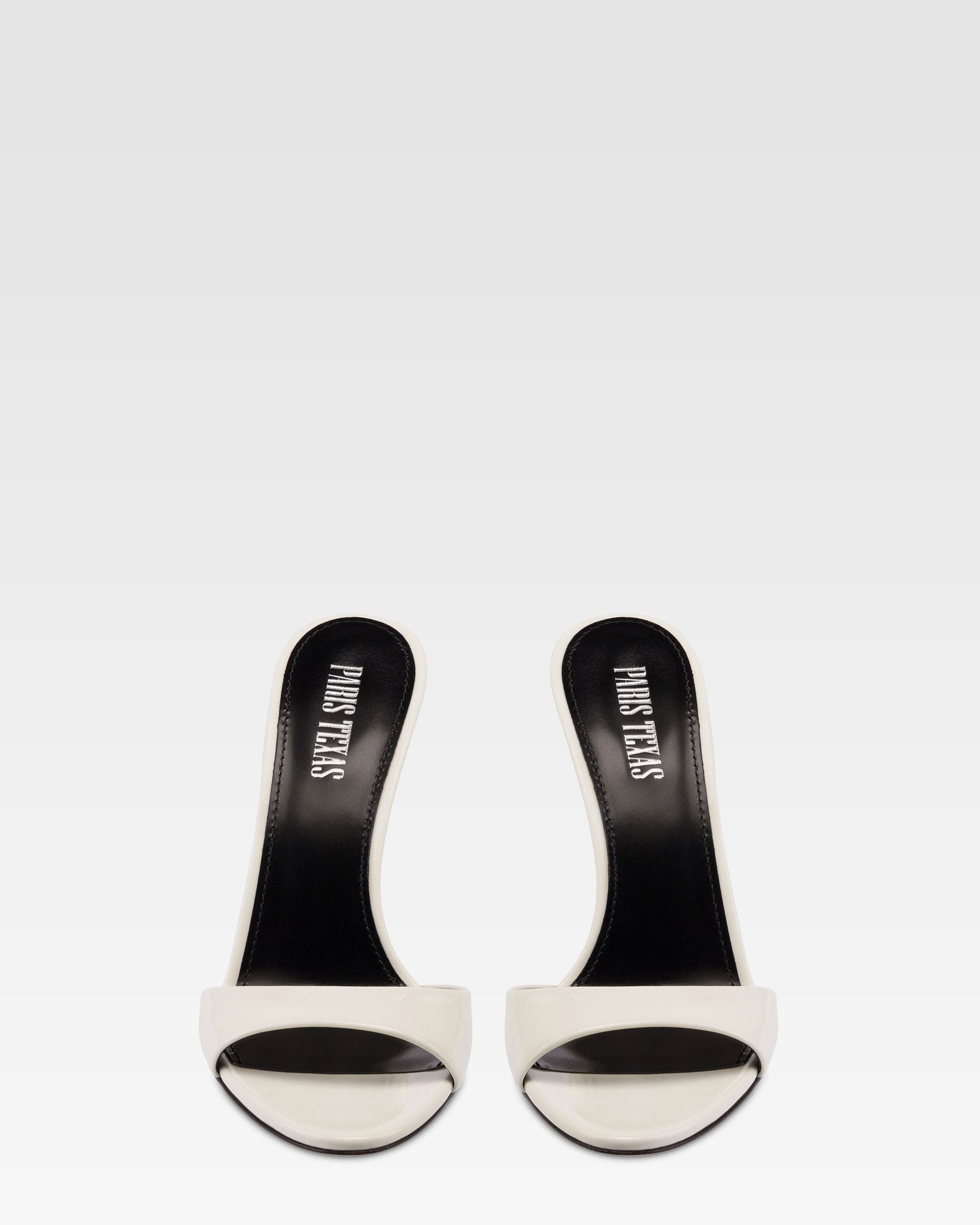 Pantoletten aus weissem Lackleder