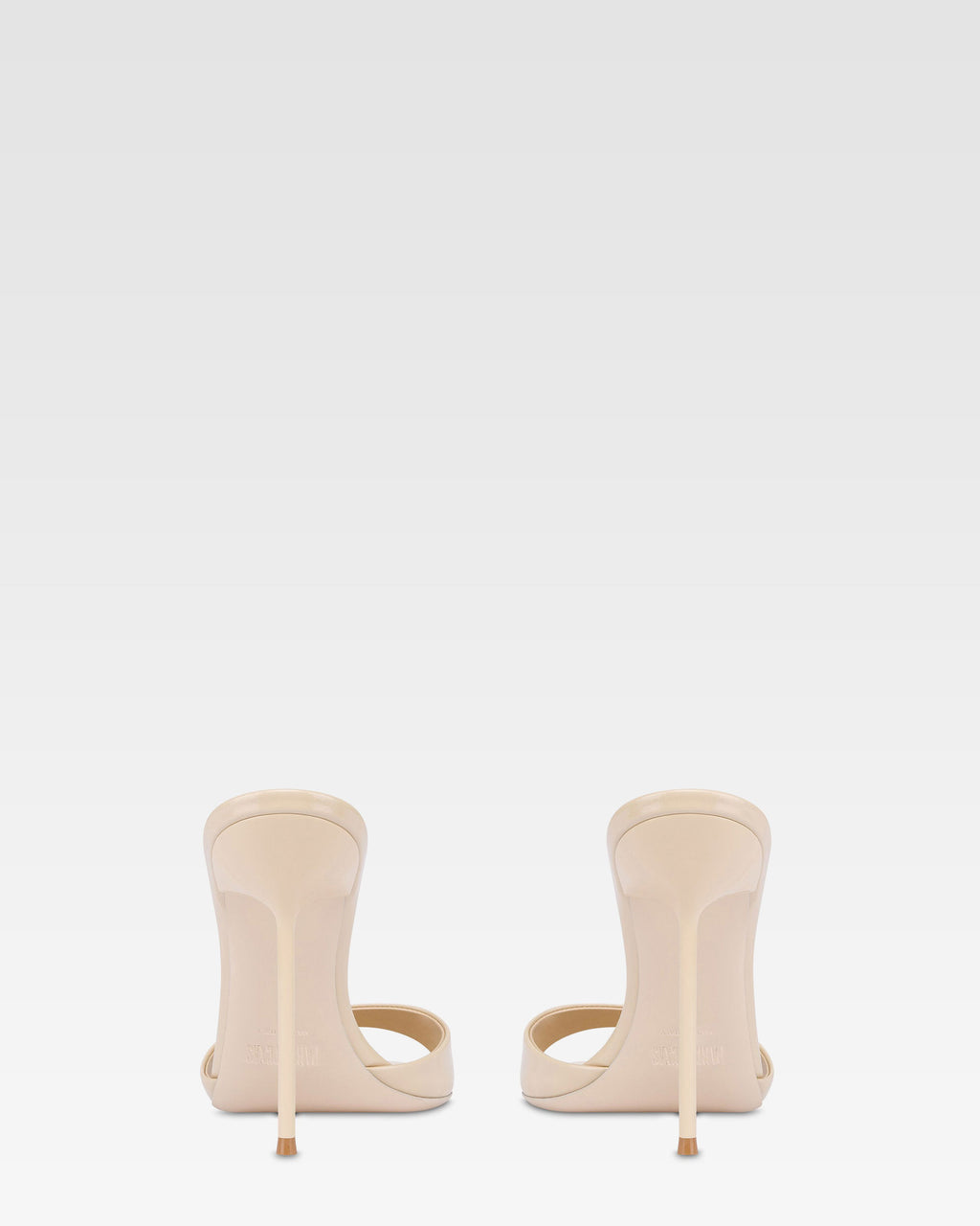 Mules en cuir verni couleur amande