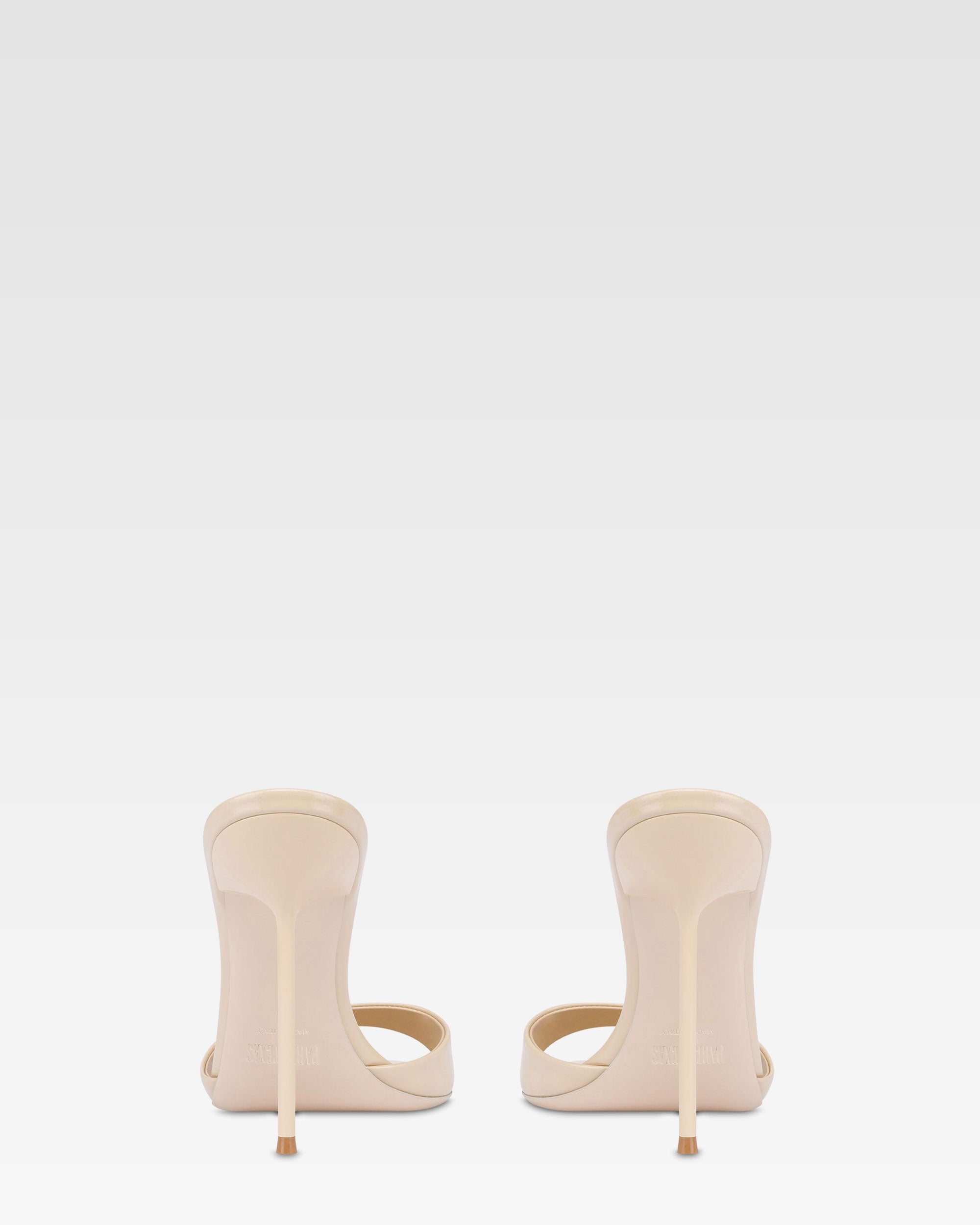 Mules en cuir verni couleur amande