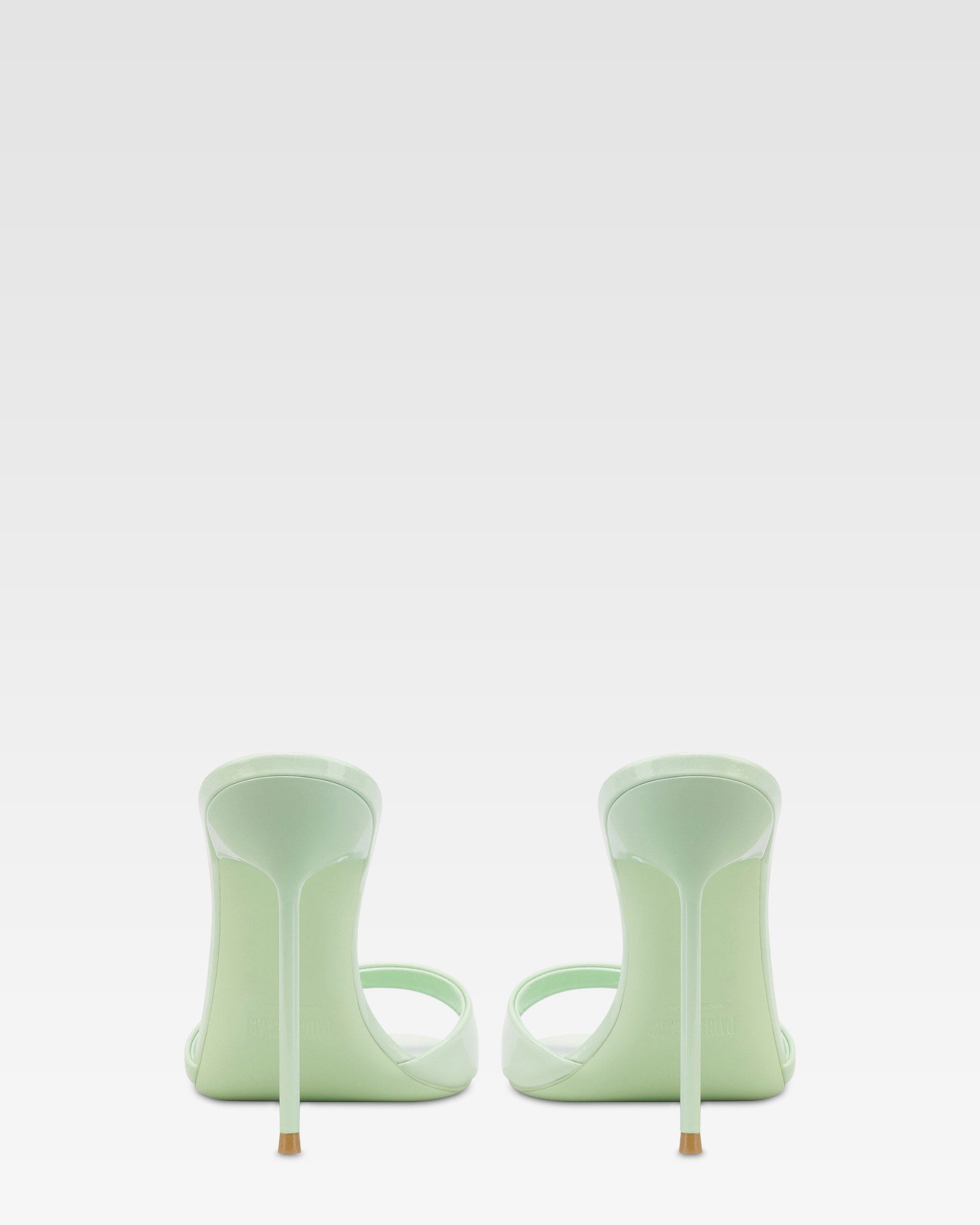 Mules in mint patent leather