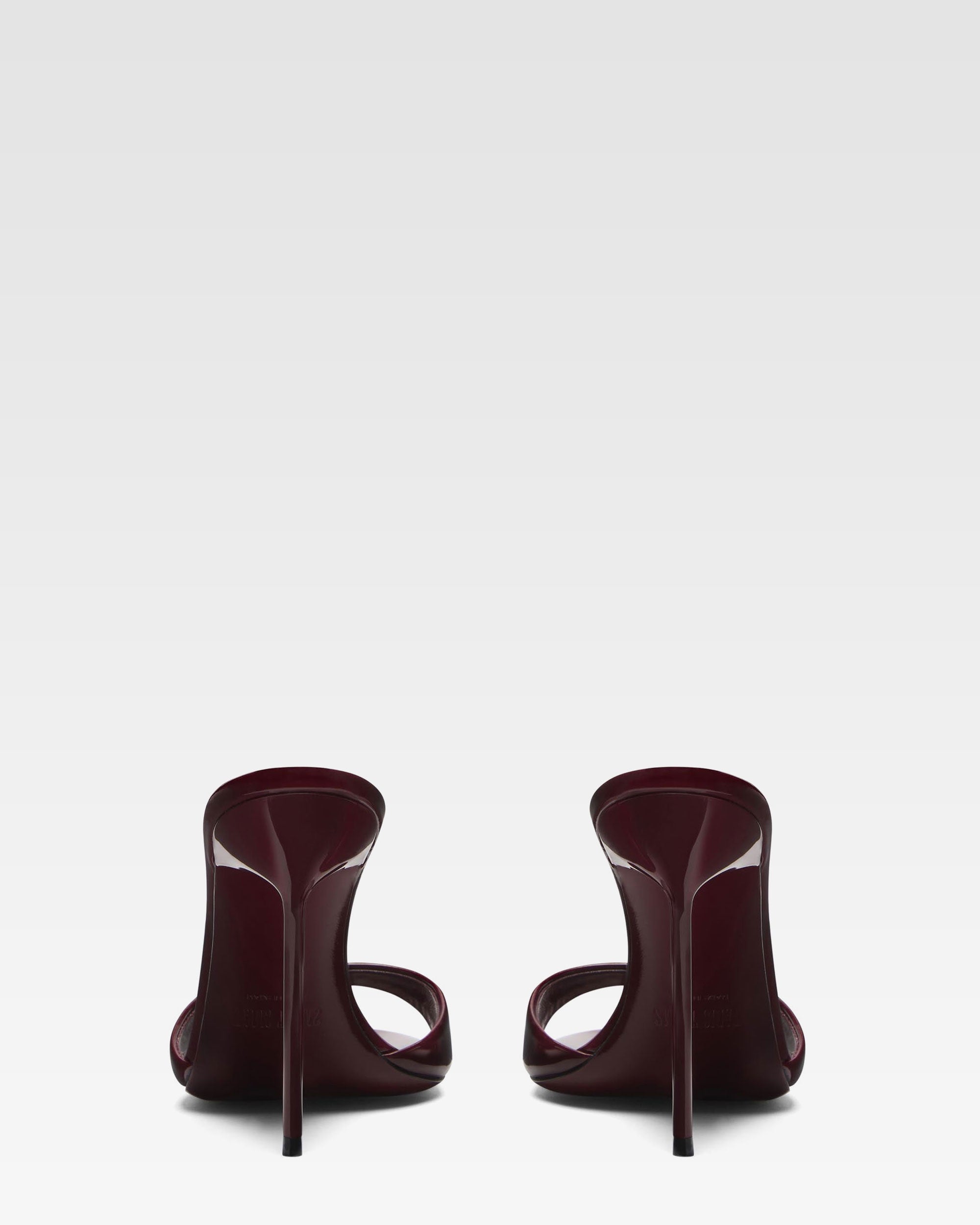 Mules en cuir verni rouge noir