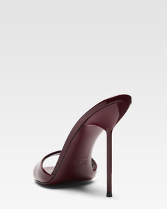 Mules en cuir verni rouge noir
