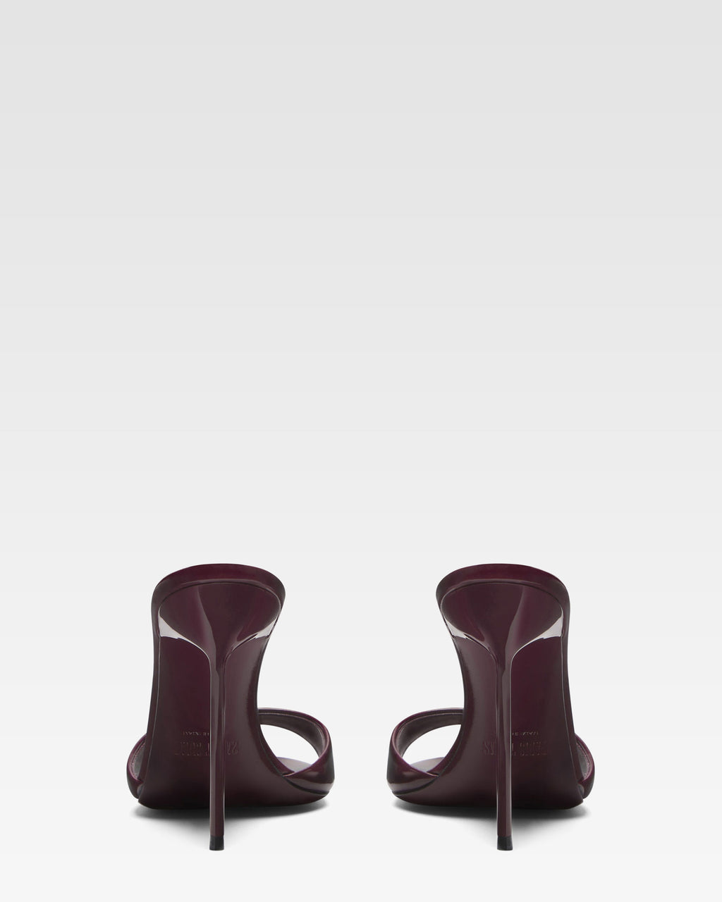 Mules en cuir verni amarena