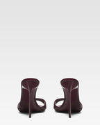 Mules en cuir verni amarena