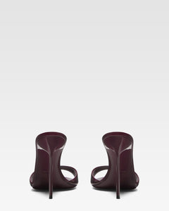 Mules en cuir verni amarena