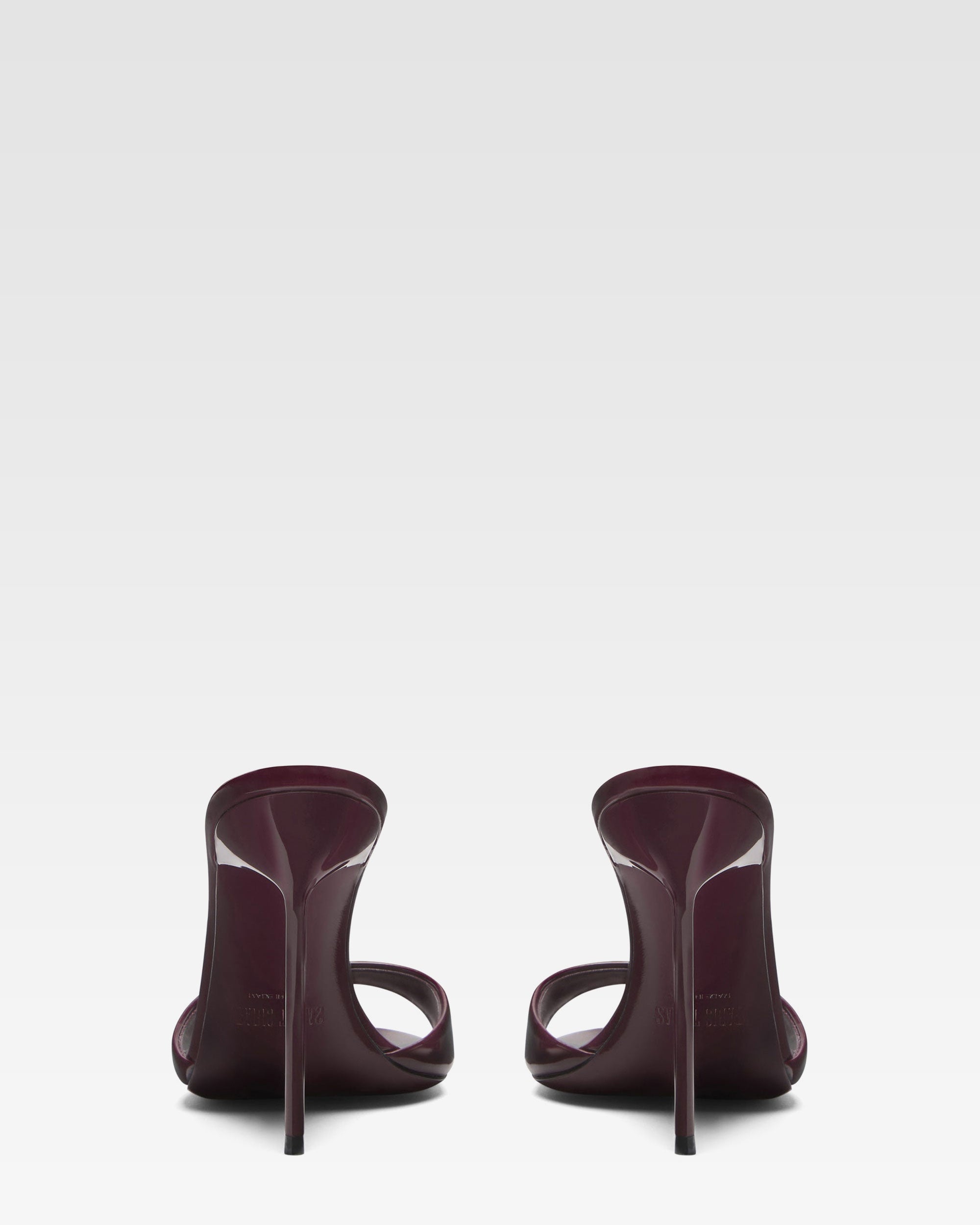 Mules en cuir verni amarena