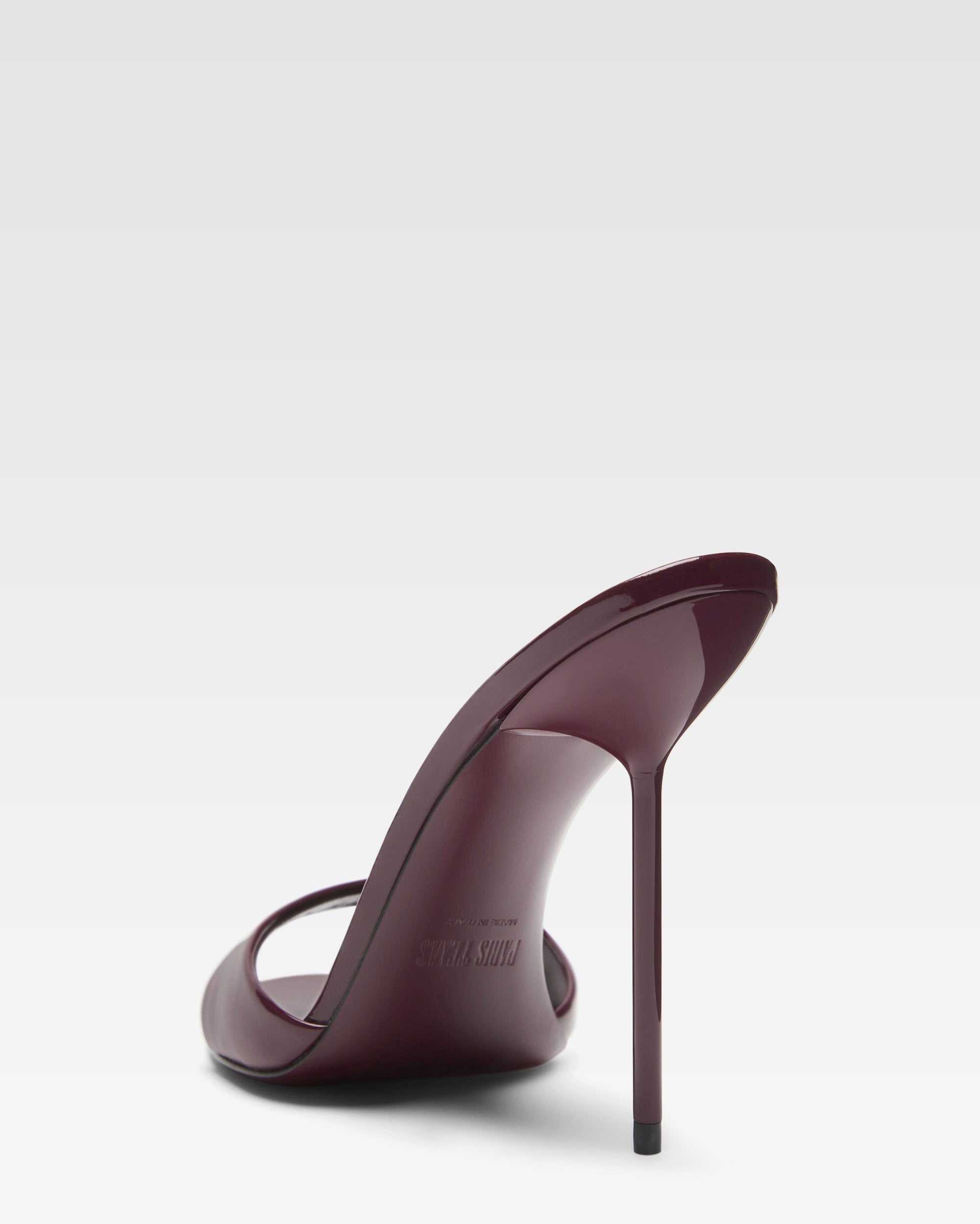 Mules en cuir verni amarena